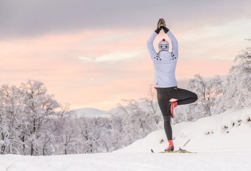Kvinna gör yoga i fjällen