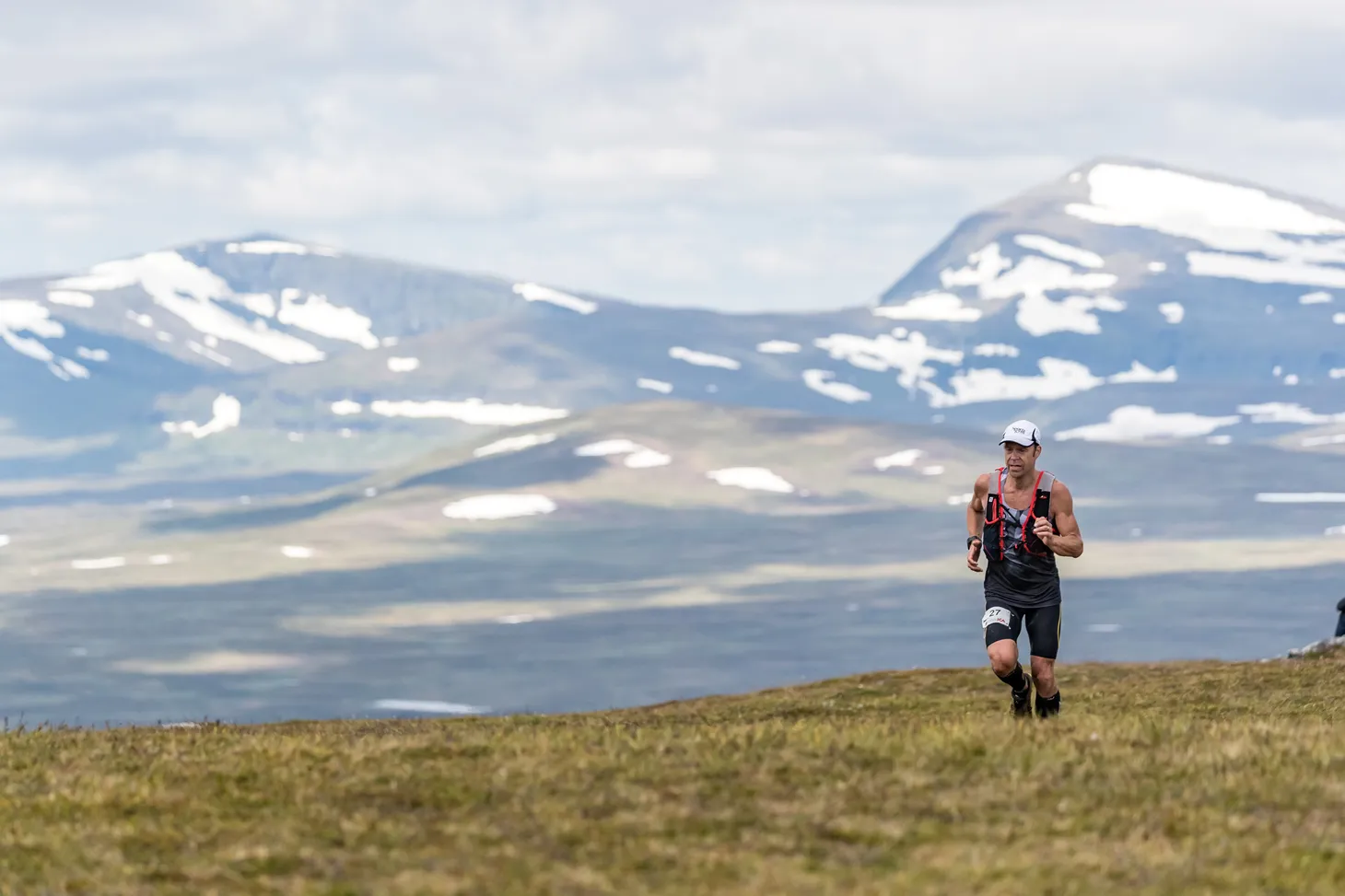 Löpare springer i fjällen