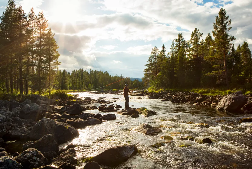 Man fiskar i fjällen i norrland