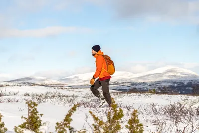 Person vandrar på vintern i fjällen