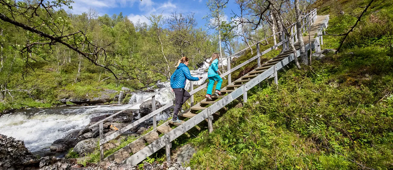 Barn går upp för trappan på Andersjöåfallet