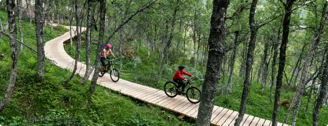 Två barn cyklar i en cykelpark