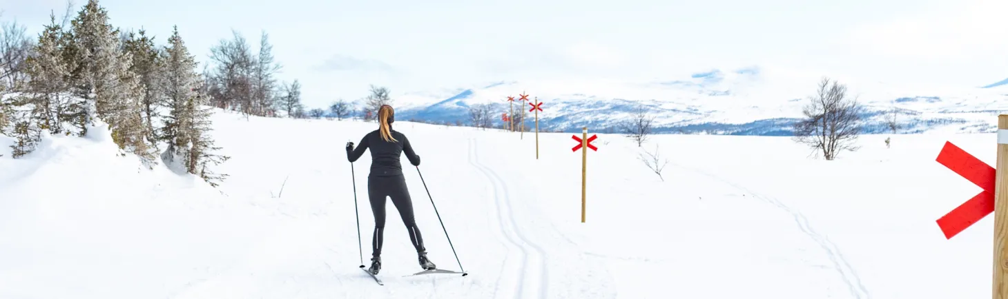 Kvinna åker längdskidåkning på fjället