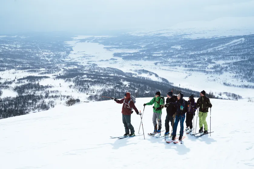 Människor går på topptur med guide