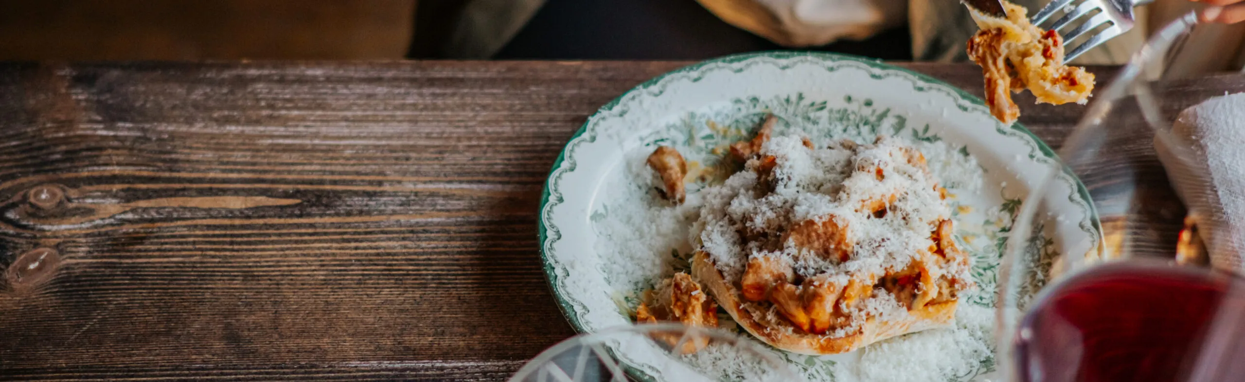 Tallrik med kantareller på rostat bröd