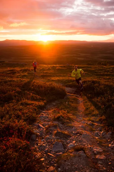 Två män springer på fjället