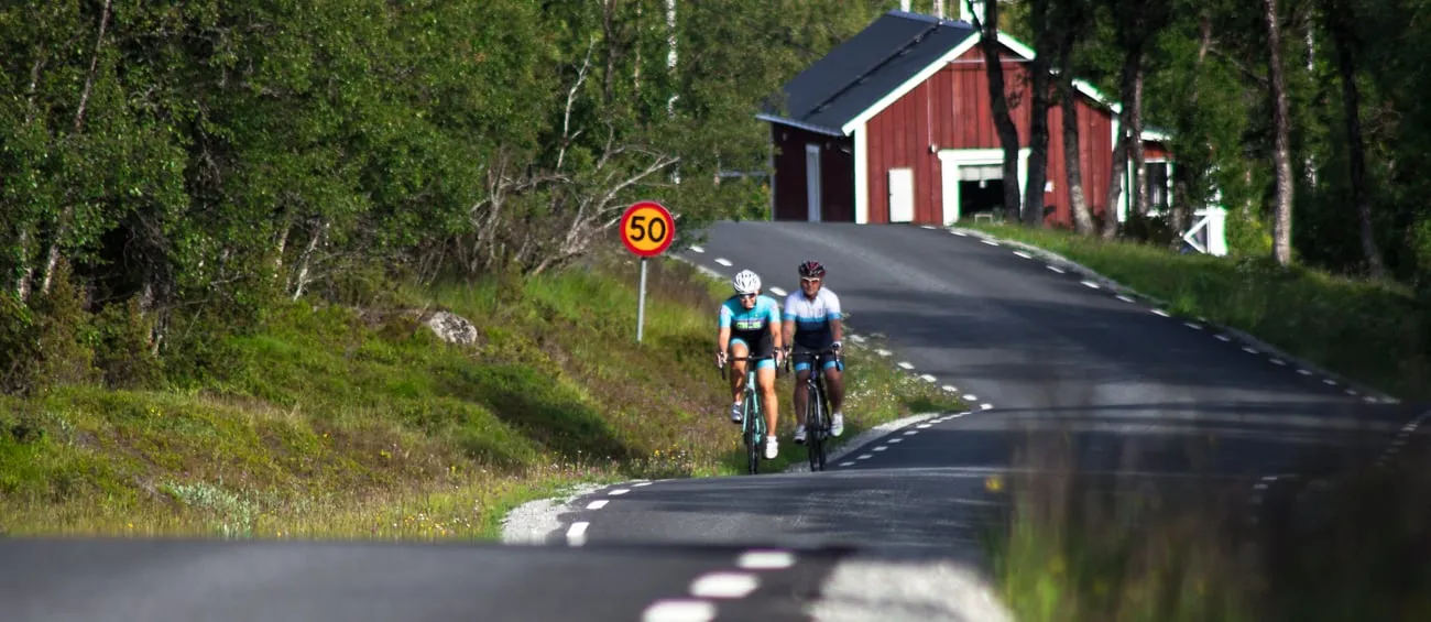 Cyklister på väg mot Högvålen, sveriges högst belägna by