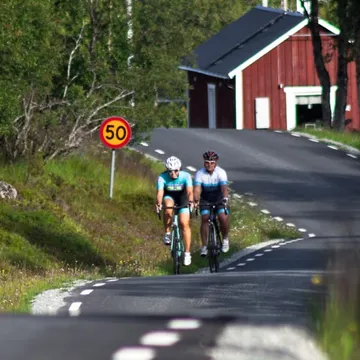 Cyklister på väg mot Högvålen, sveriges högst belägna by