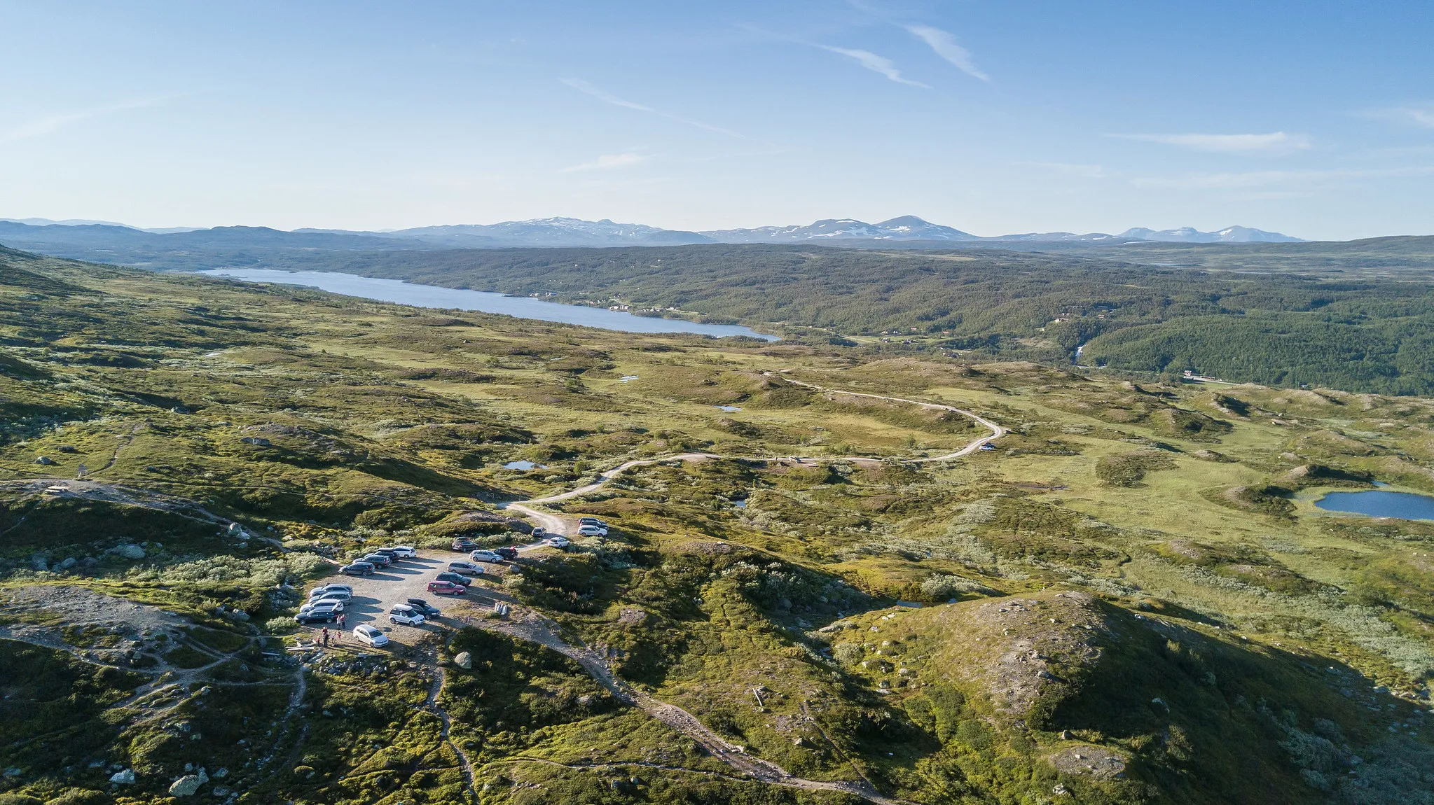 Bilar på fjällparkeringen mot Svansjön