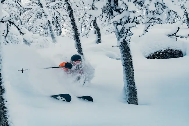 Kvinna åker skidor i puder i Funäsfjällen