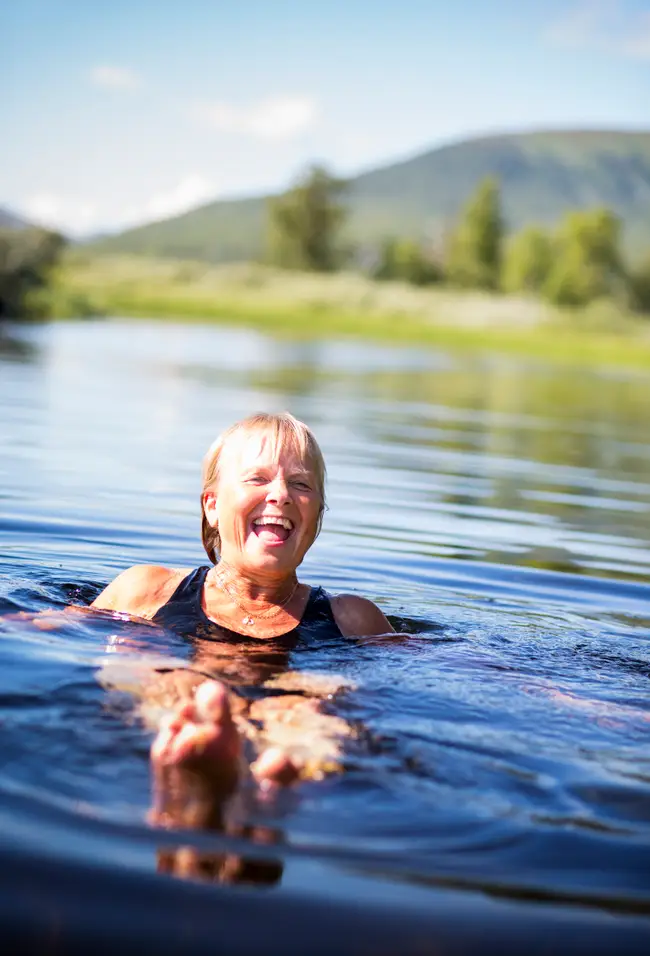 Kvinna badar i Tännån