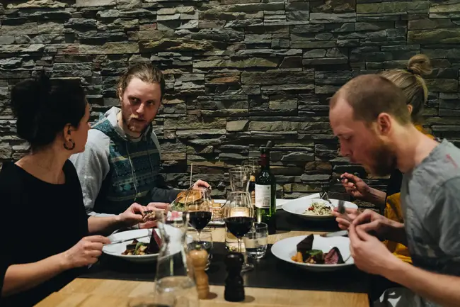 Tre personer äter på restaurang i Funäsfjällen