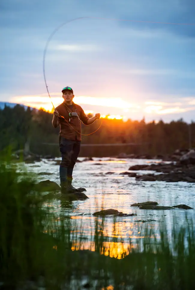 Man flugfiskar i Tännån i Funäsfjällen