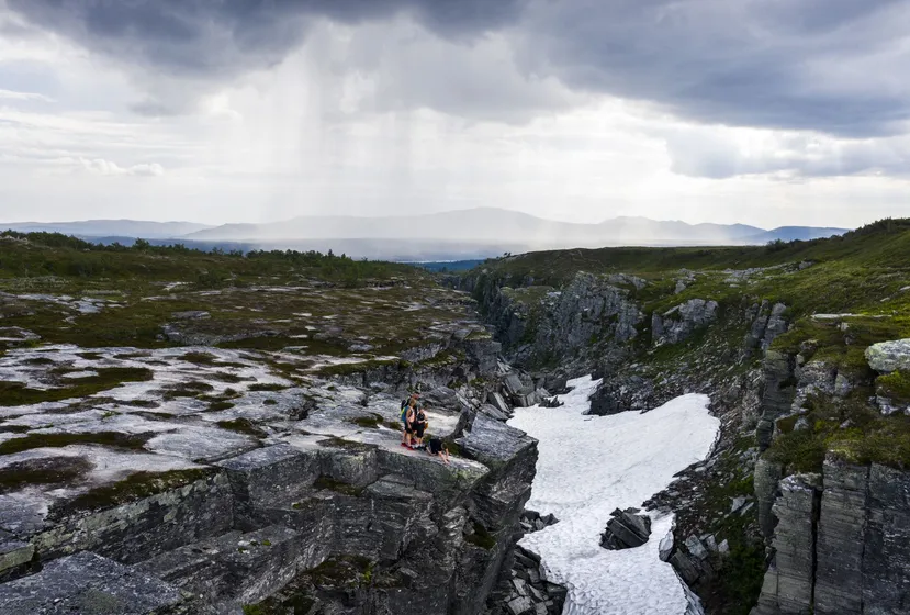 Familj vandrar till Evagraven