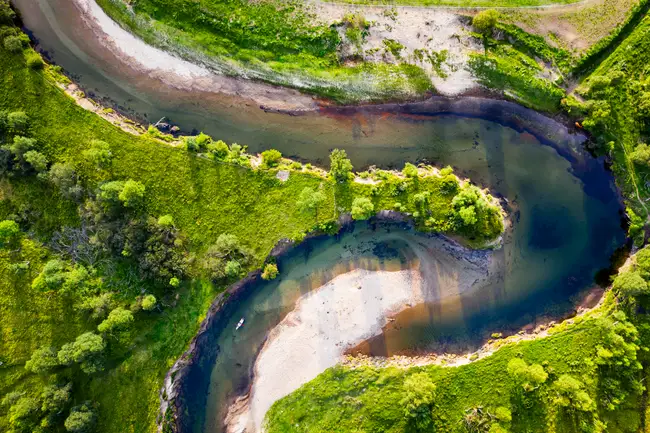 Vy på sandstrand vid Ljusnan