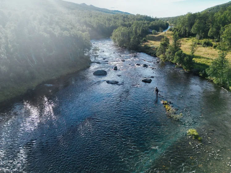 Fiskare fiskar innan Höstfiskeförbud Funäsfjällen