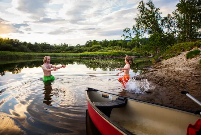 Pappa och barn badar i Ljusnan
