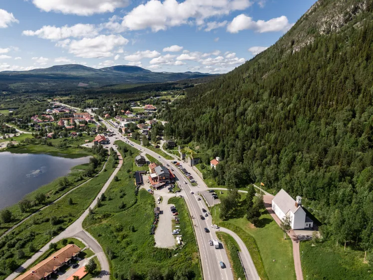 Funäsdalen på sommaren med Skarvarna i bakgrunden