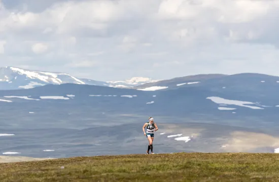 Kvinna springer på fjället