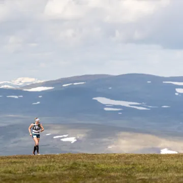 Kvinna springer på fjället