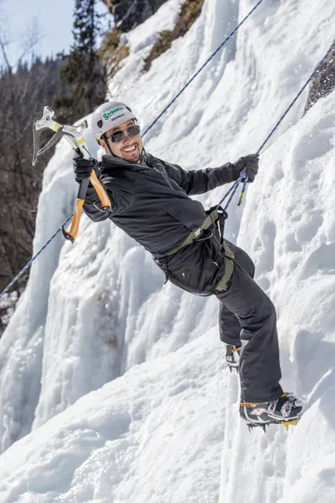 Person genomför isklättring