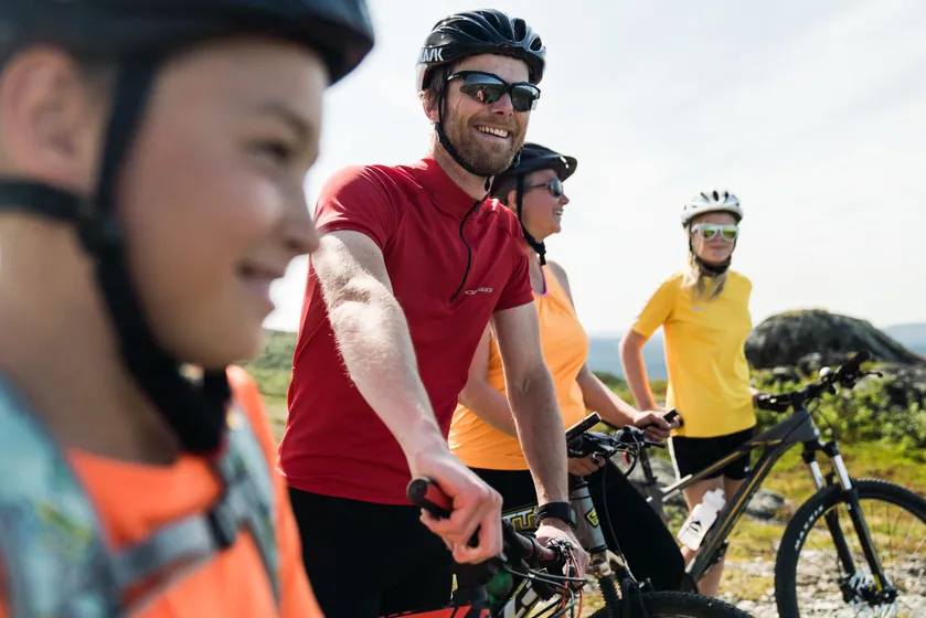 Personer står med sina mtb-cyklar