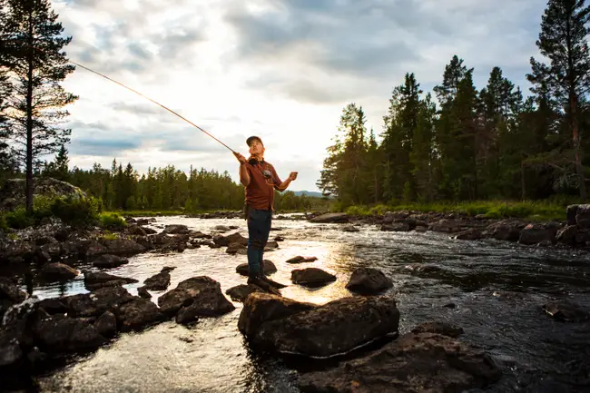 Man fiskar i Tännån