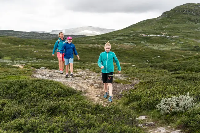 Barn som vandrar nedför en stig i Tänndalen
