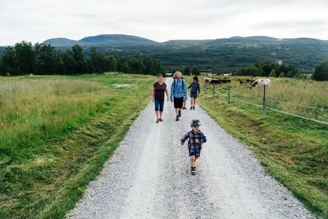Barnfamilj är ute och vandrar