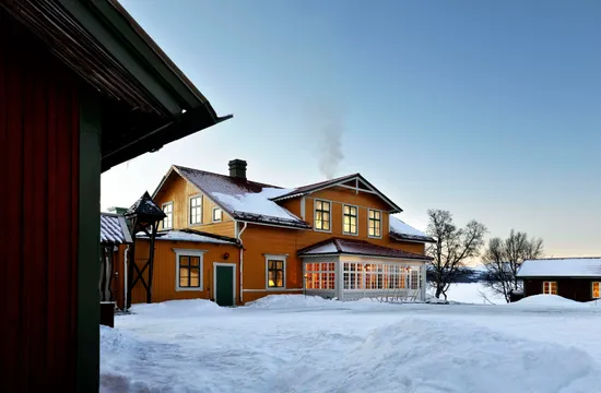 Fjällnäs hotells huvudbyggnad med snötäckt gårdsplan.